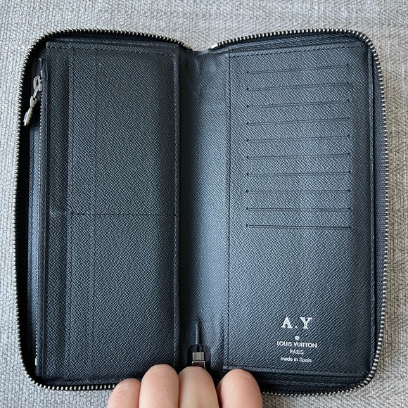 ❌SOLD❌ Louis Vuitton Vertical Zippy Wallet - Picture 2 of 4